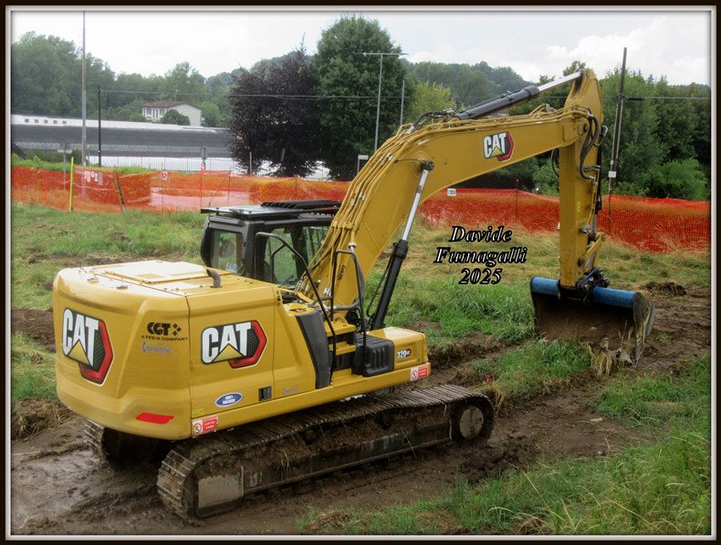 Caterpillar 320GC 003.jpg
