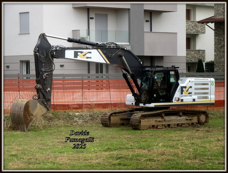 Caterpillar 330 PFC2000 001.jpg