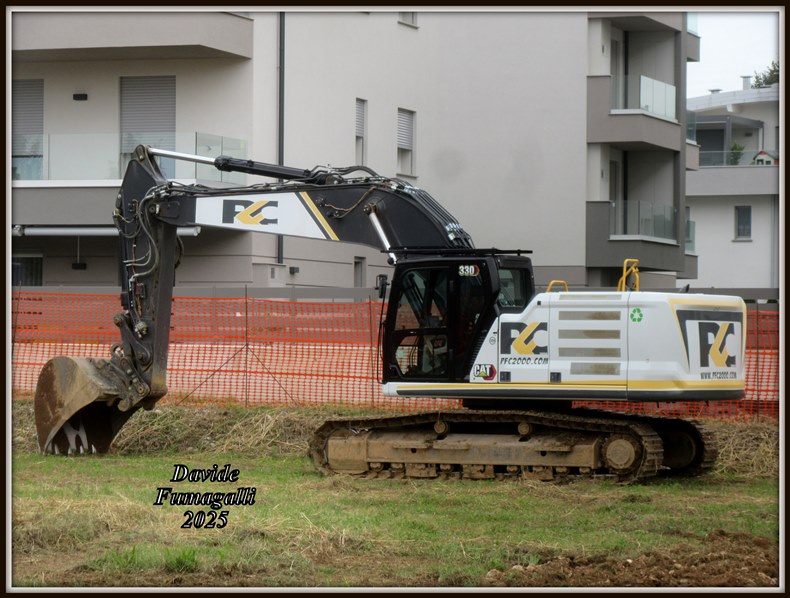 Caterpillar 330 PFC2000 003.jpg