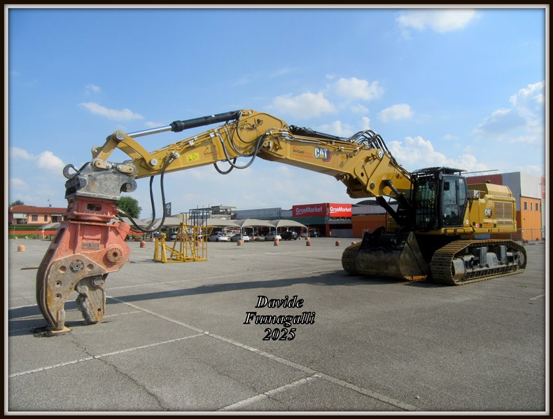 Caterpillar 352UHD De Carli 001.jpg