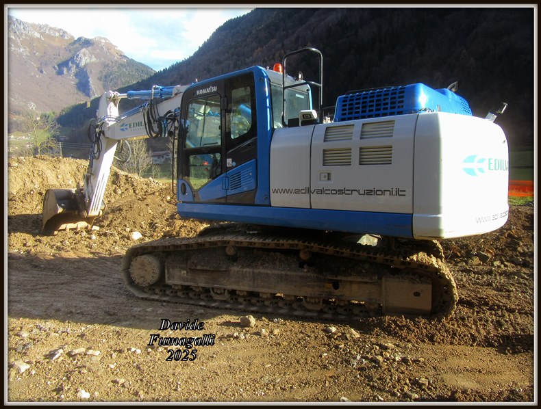 Komatsu PC210NLC-11 Edil Val 002.jpg