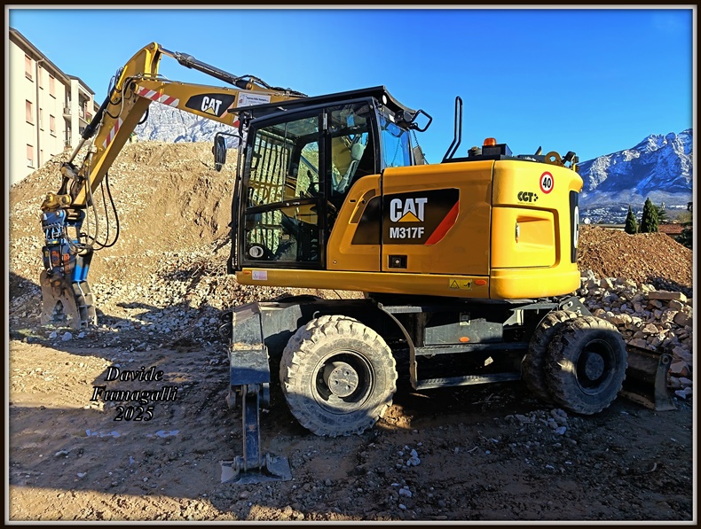 Caterpillar M317F Stampini 002.jpg