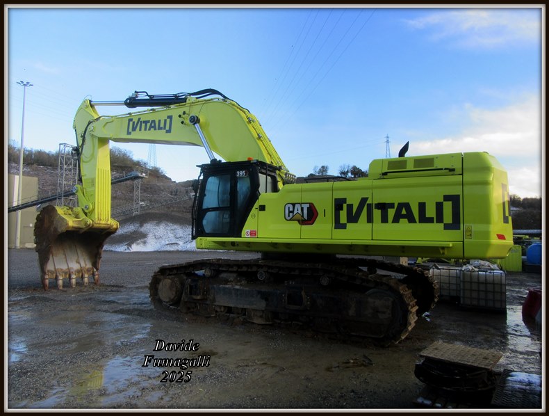 Caterpillar 395NG Vitali 002.jpg