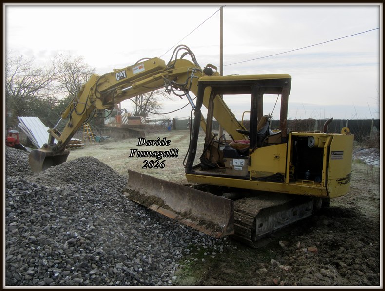 Caterpillar E70B 001.jpg