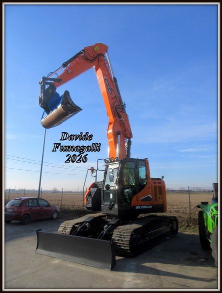 Develon DX235LCR 001.jpg