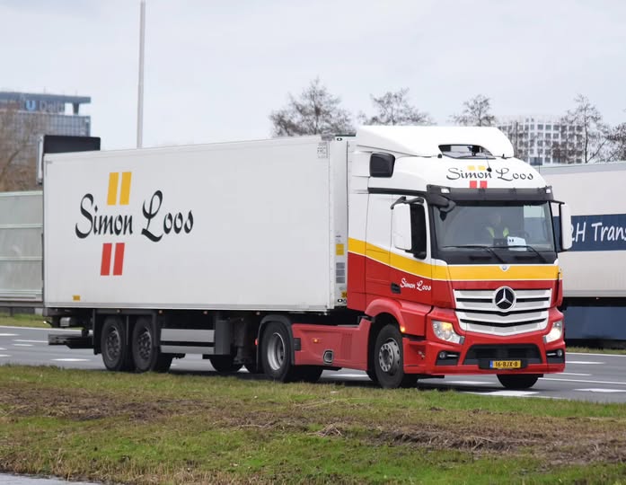 Mercedes Benz Actros 1942 Streamspace23.jpg