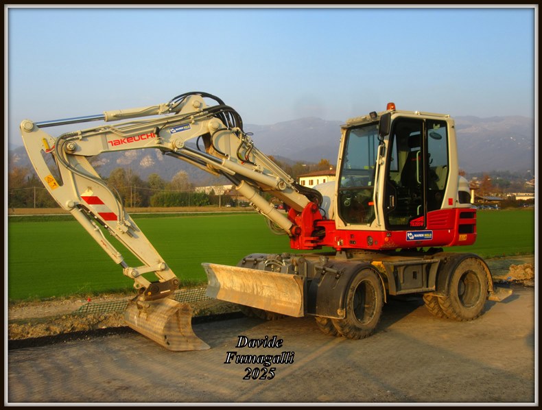 Takeuchi TB395 004.jpg