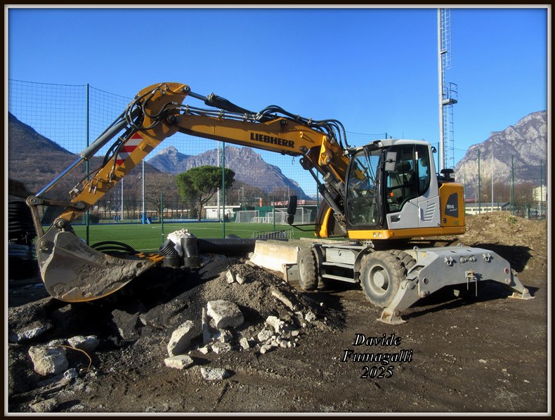 Liebherr A914 Compact Pozzi 001.jpg