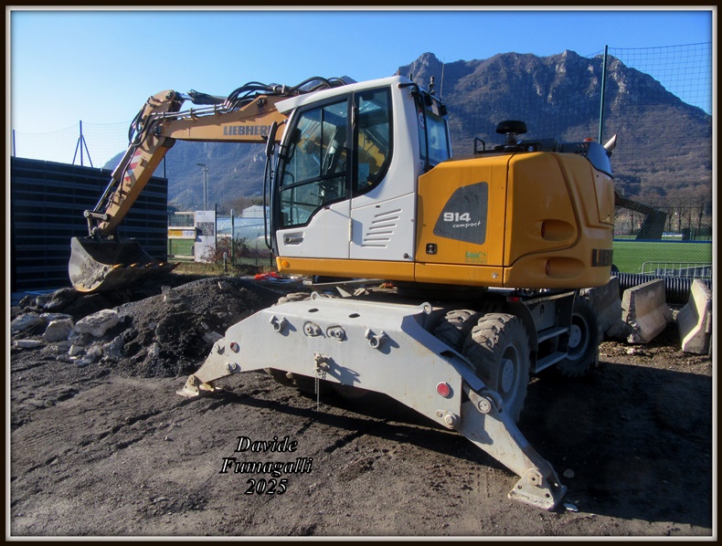 Liebherr A914 Compact Pozzi 002.jpg
