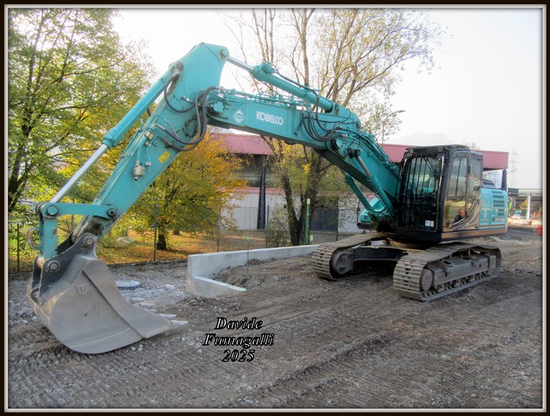Kobelco SK210NLC Pozzi 001.jpg