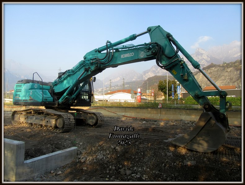 Kobelco SK210NLC Pozzi 002.jpg