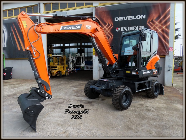 Develon DX57W (1).jpg