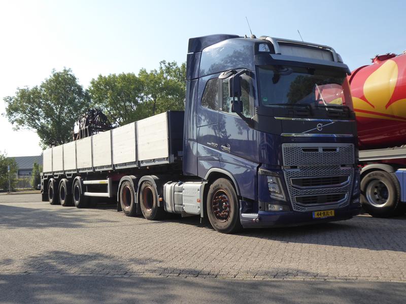 Volvo FH 16 650 E6 SZM Blaumetalic 1 (Copy).jpg