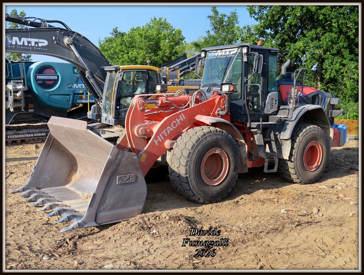 Hitachi ZW250 MTP 001.jpg