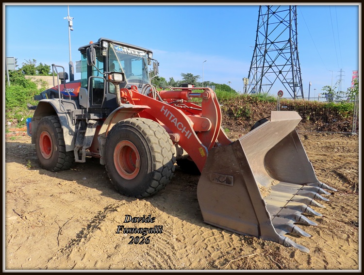 Hitachi ZW250 MTP 003.jpg