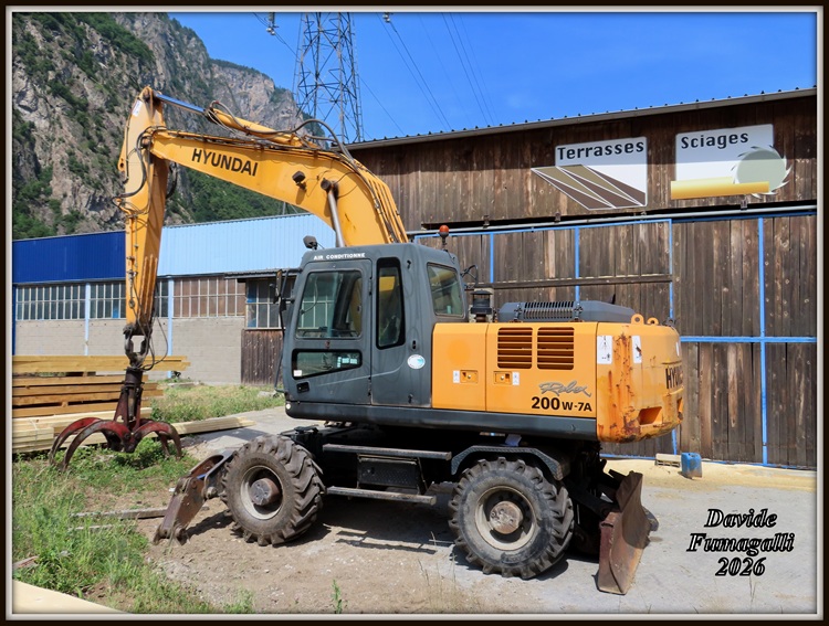 Hyundai Robex 200W-7A Somabo 002.jpg