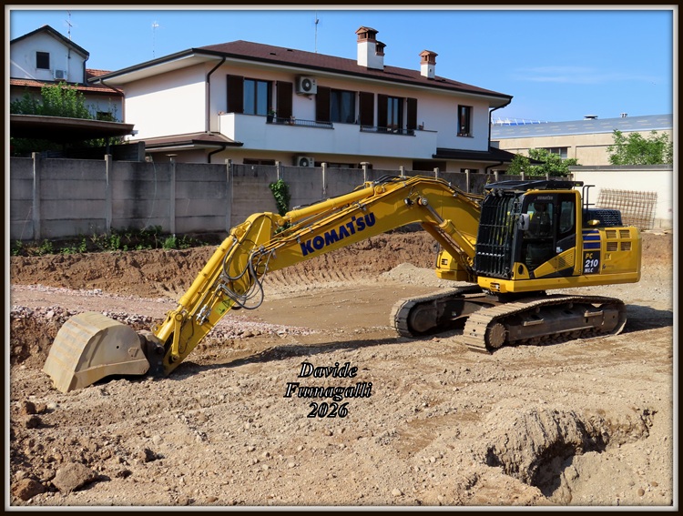 Komatsu PC210NLC-11 005.jpg