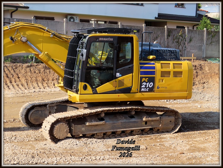 Komatsu PC210NLC-11 006.jpg