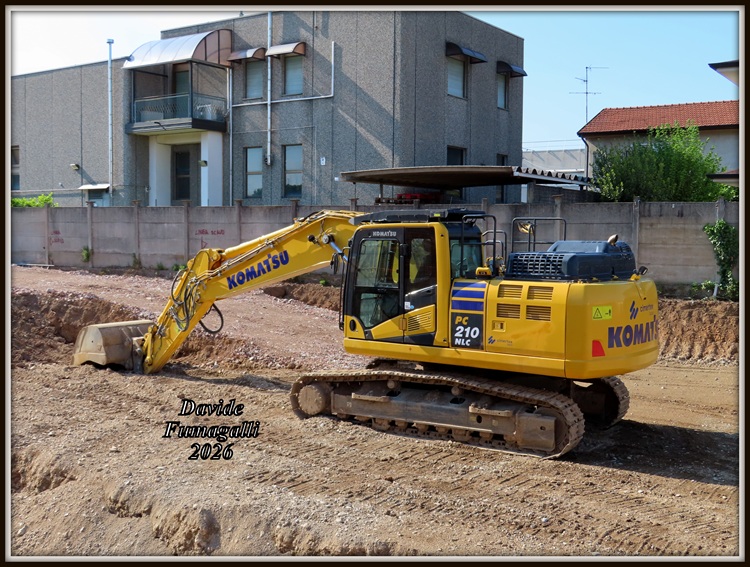 Komatsu PC210NLC-11 007.jpg