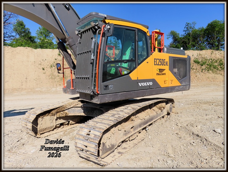 Volvo EC250E NL Italcave (7).jpg