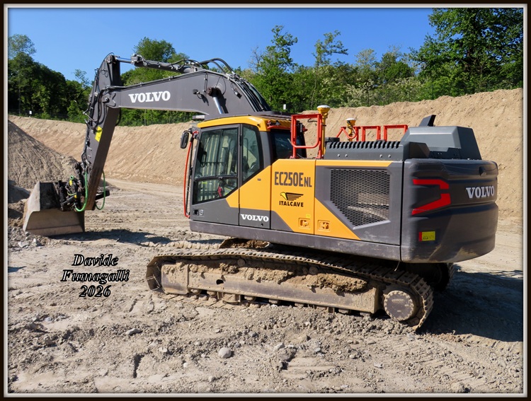 Volvo EC250E NL Italcave (8).jpg