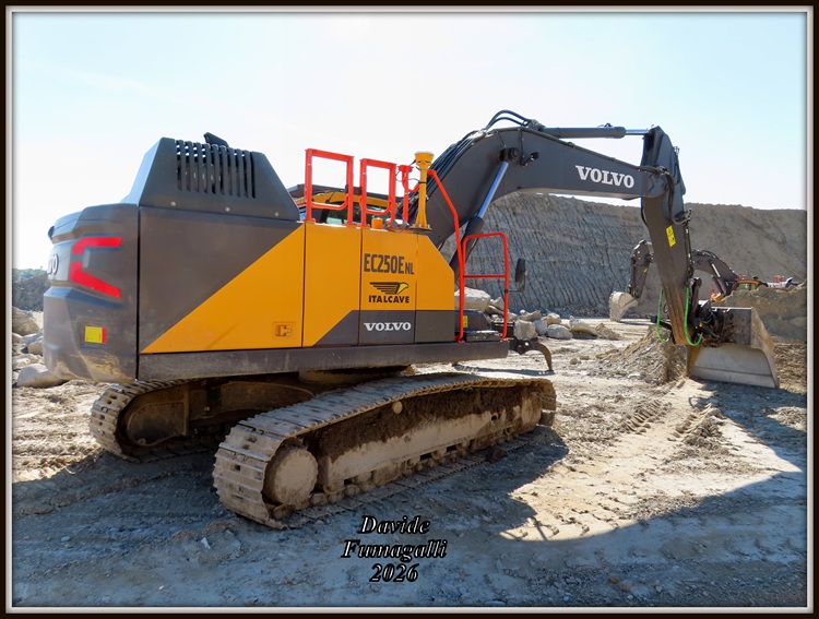 Volvo EC250E NL Italcave (9).jpg