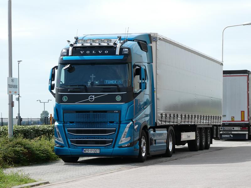 Volvo FH 460 SZM Blaumetalic Polen 4 (Copy).jpg
