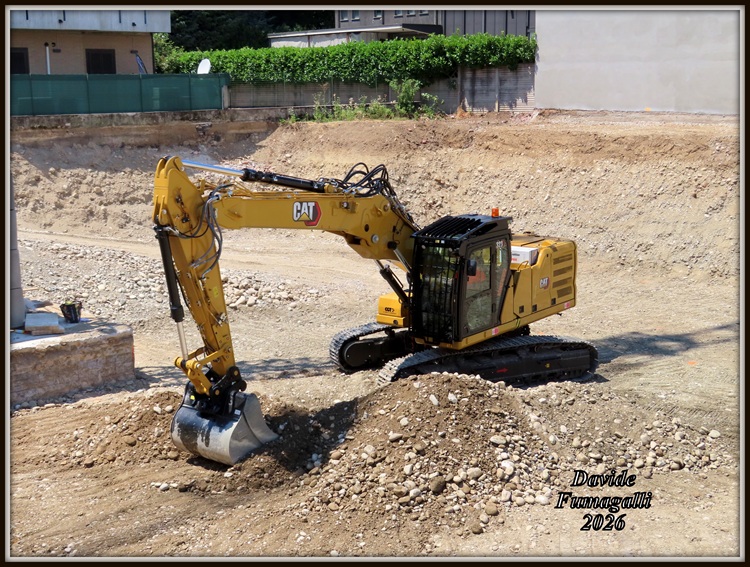 Caterpillar 323 UHD Giussani (4).jpg