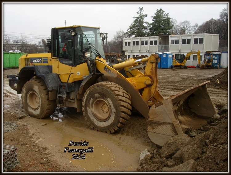 Komatsu WA320 001.jpg