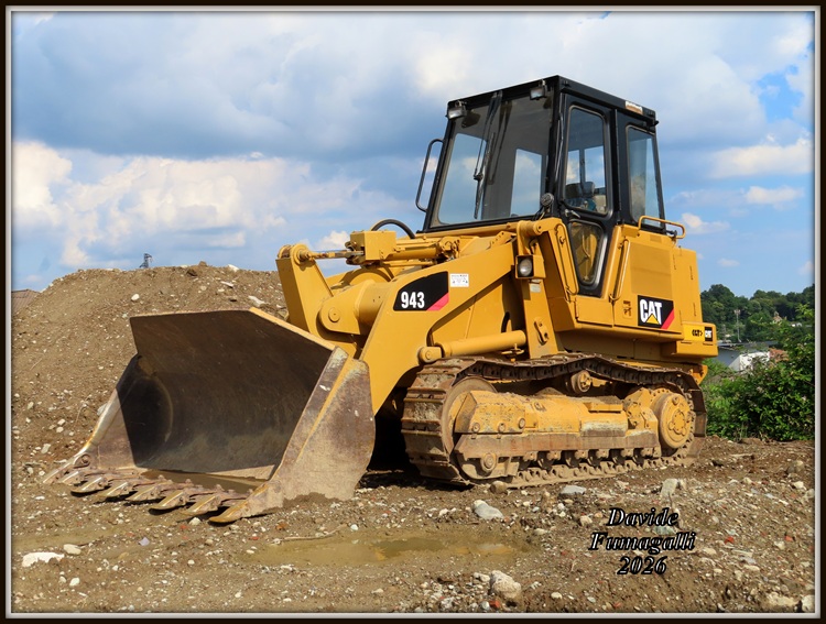 Caterpillar 943 003.jpg