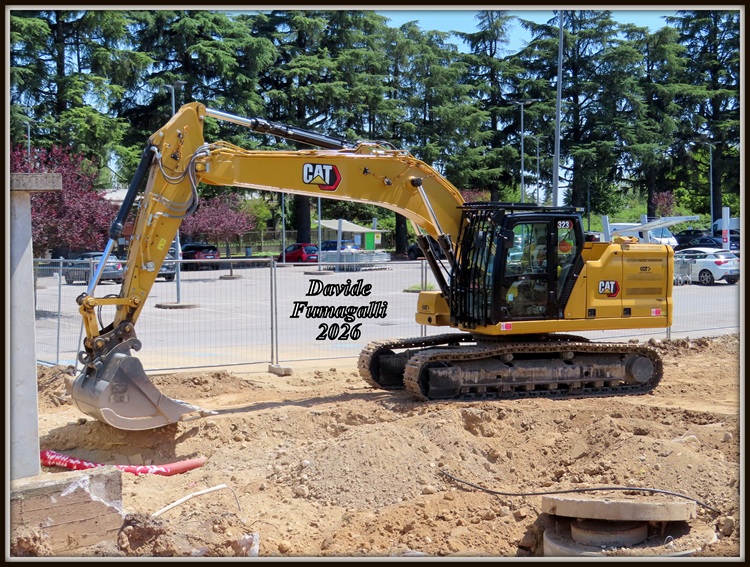 Caterpillar 323 Giussani 001.jpg