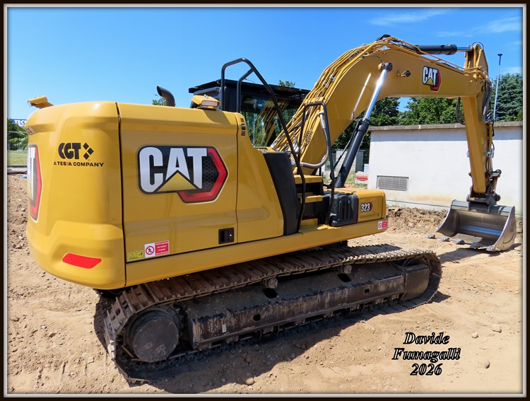 Caterpillar 323 Giussani 002.jpg