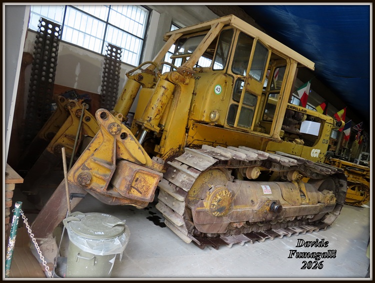Caterpillar D9 (1).jpg