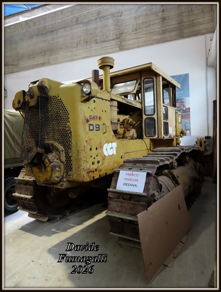 Caterpillar D9 (3).jpg