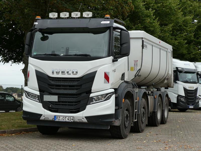 Iveco X-Way 400 MK2 Kipper Weiss 10 (Copy).jpg