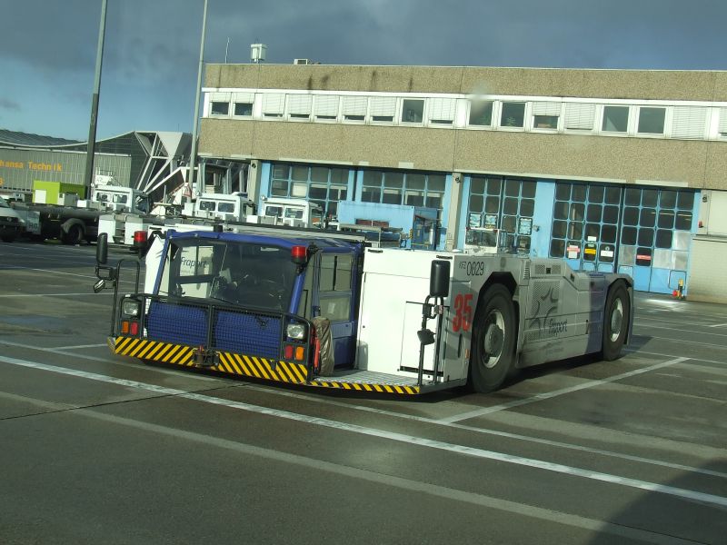 Flugplatzschlepper (18).jpg