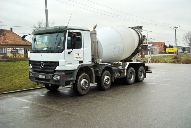 MB Actros 3236 8x4 mix Liebherr HTM 904 01.jpg
