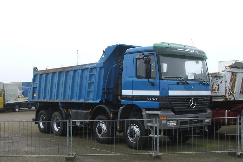 Actros 4143 Kipper 4Achs blau (2).jpg