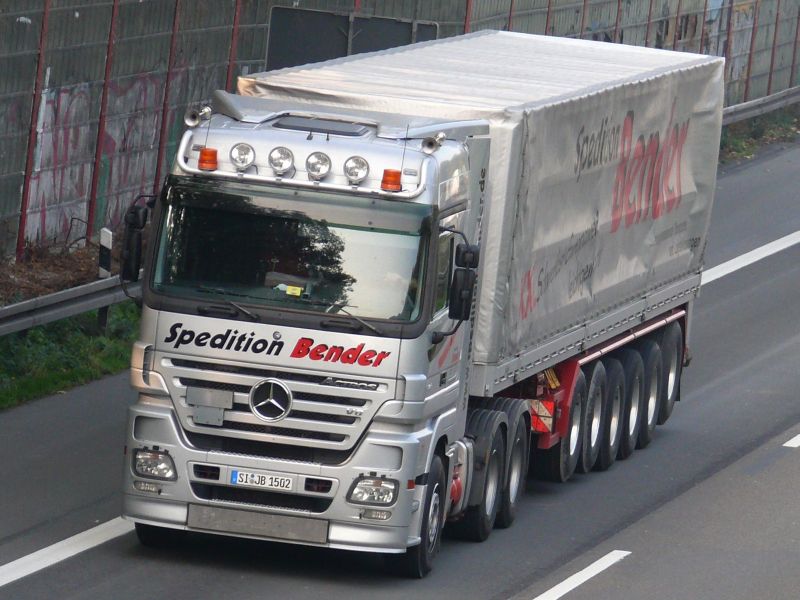 Mercedes Actros MP2 Sattelzug Pritsche-Plane 3+6 Silber 001.jpg