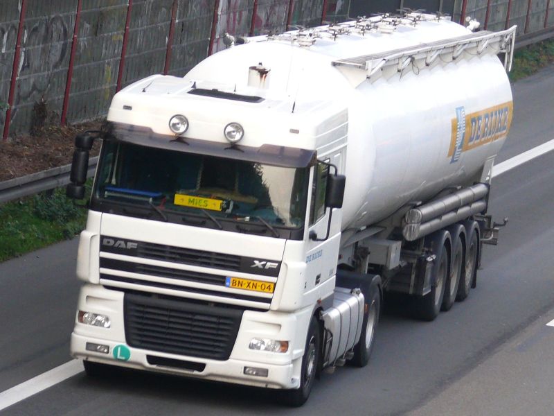 DAF XF Sattelzug Silo 2+3 weis 002.jpg