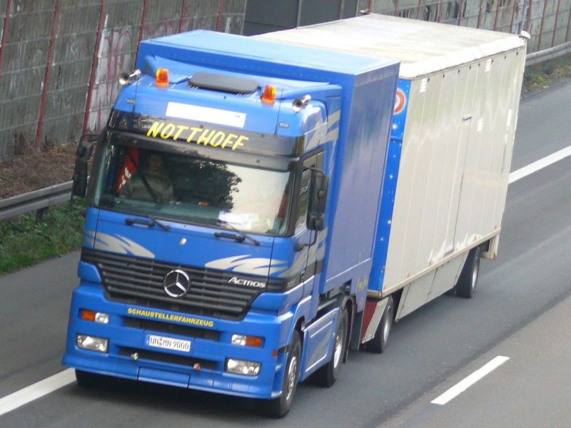 Mercedes Actros MP1 Hängerzug Schausteller 2+2 blau 001.jpg