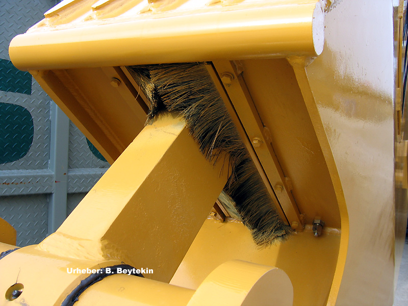 Cat_325C-CR_3.jpg