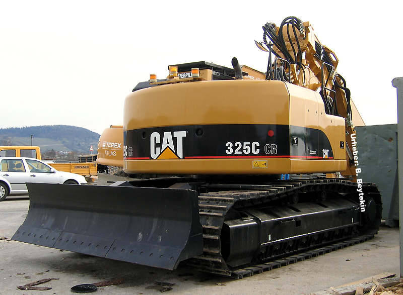 Cat_325C-CR_4.jpg