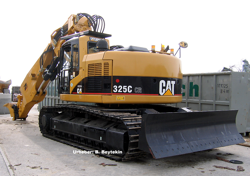 Cat_325C-CR_5.jpg