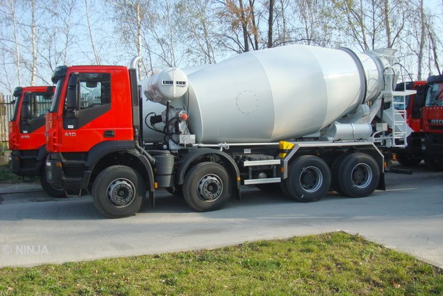 Iveco Trakker 410 8x4 mix Liebherr HTM 904 03.jpg