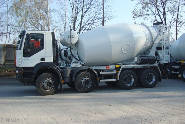 Iveco Trakker 410 8x4 mix Schwing Stetter 02.jpg