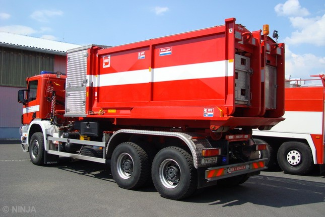 Scania 114C 380 6x6 HNK s HR Hiab 03.jpg