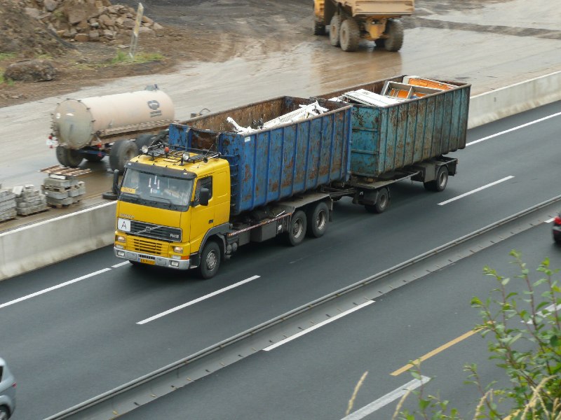 Volvo FH 12 Abroller gelb.jpg