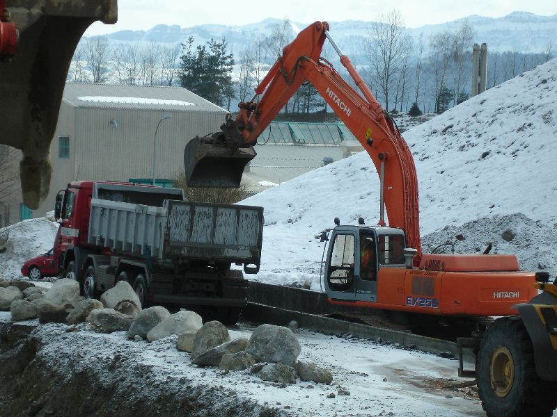Hitachi (1).jpg