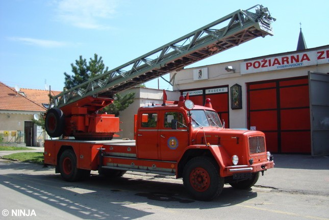 Magirus_Deutz_200D19_4x2_DLK30_02.jpg